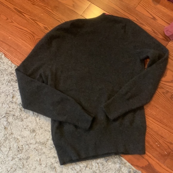 Beautiful 100 percent cashmere Women’s v neck sweater, fits more like a medium - Picture 3 of 3